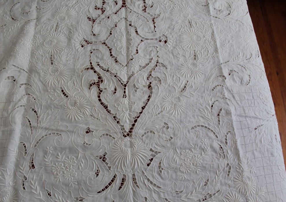 Toalhas de mesa em linho e croché