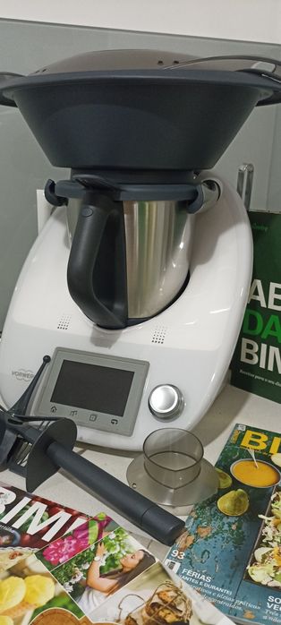 Bimby TM5 com acessórios e livros de receitas
