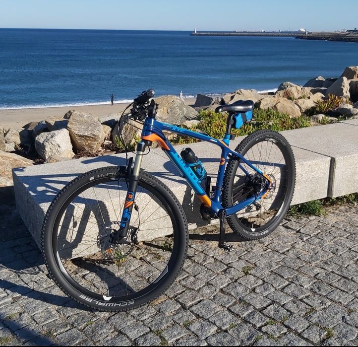 Vendo bicicleta btt em Carbono marca Giant tamanho S como nova.