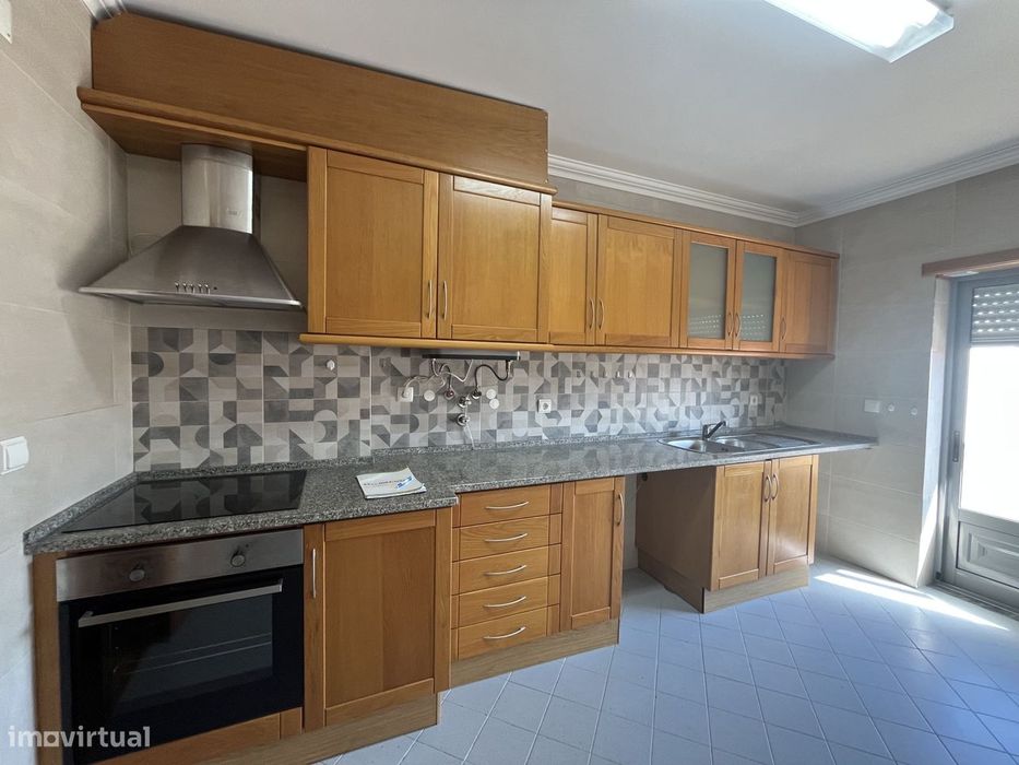 Apartamento T3 | Centro do Bombarral c/ Varanda e 2 Lugares de Garagem