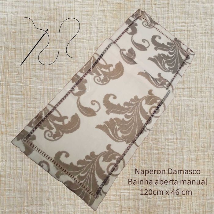Naperon de mesa em tecido damasco com bainha aberta manual