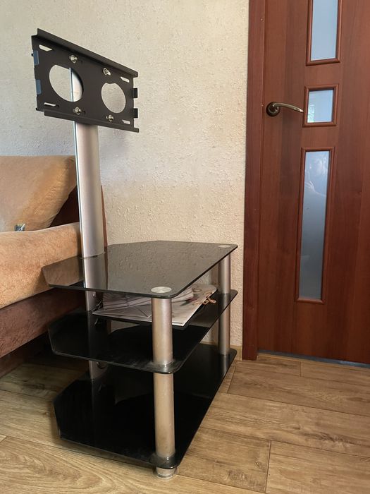 Скляна тумба під телевізор з кріпленням