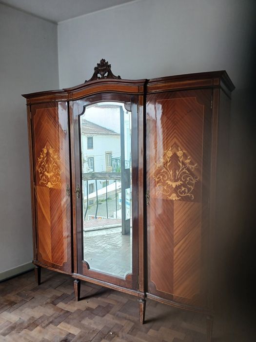 Excelente roupeiro com incrustacoes de madeira