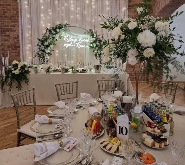 Dekoracje ślubne , plener ,Biały dywan, złote podtalerze , pokrowce na