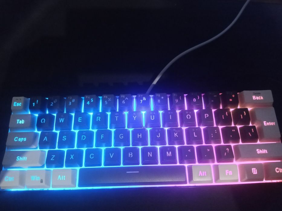 Клавиатура 60% В рабочем состоянии есть ргб подсветка