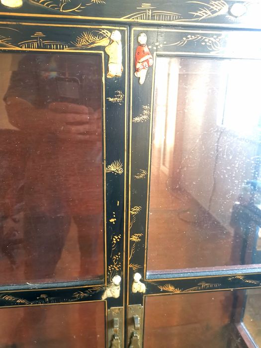 Vitrine em madeira e vidro estilo oriental