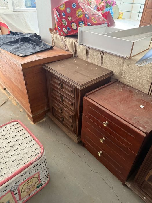 Roupeiro e duas mesas de cabeceira