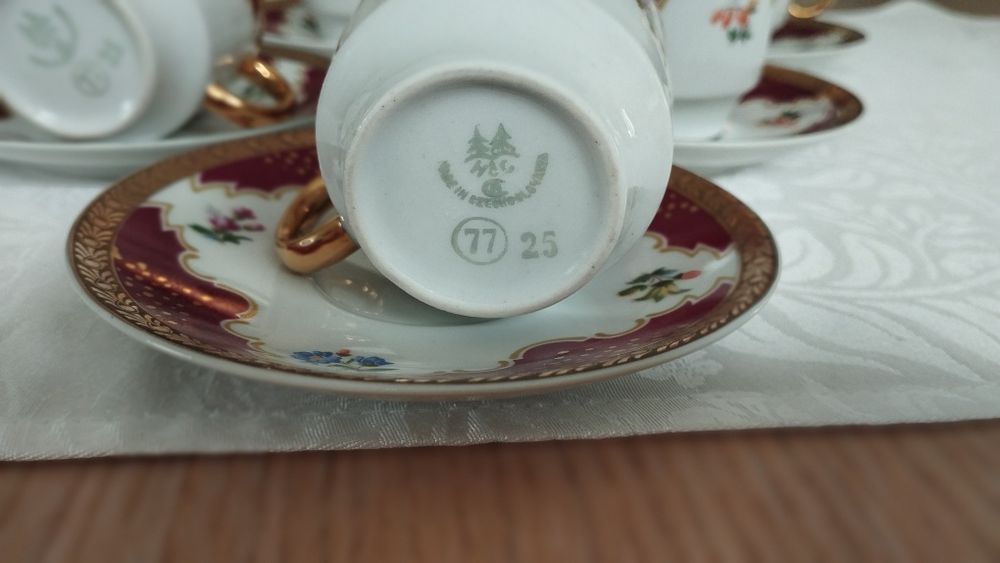 Porcelanowe filiżanki z podstawkami