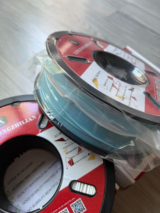 Impressora 3D Ender 3-Pro com filamentos branco e azul