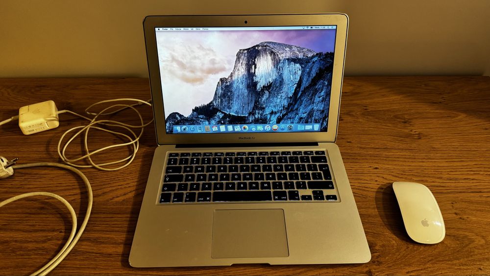 Macbook Air 13 z oryginalną myszką i ładowarką