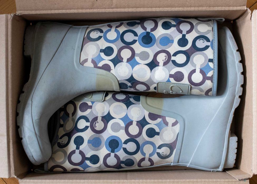 Kalosze Coach damskie granatowe wzór Monogram z logo buty gumiaki