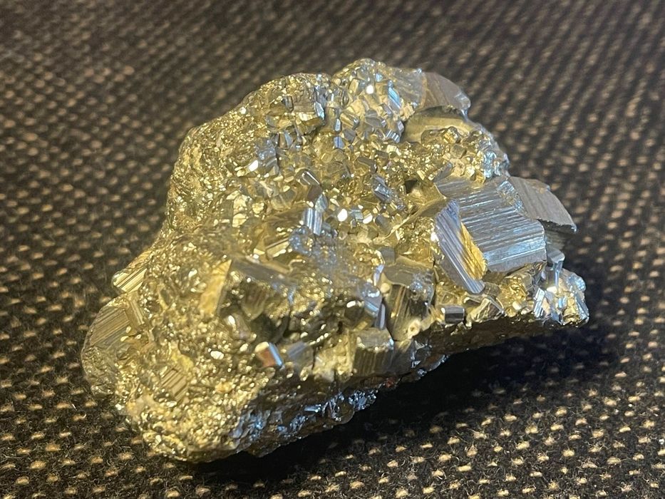 Aglomerado de cristais de pirite – Mineral natural de ouro de tolo