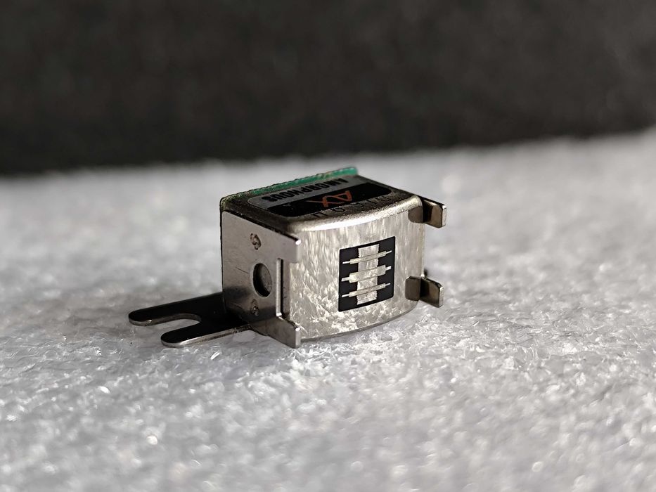 głowica uniwersalna Amorphous do magnetofonu kasetowego.