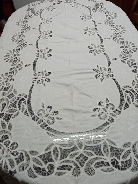 Toalha branca bordada e trabalhada