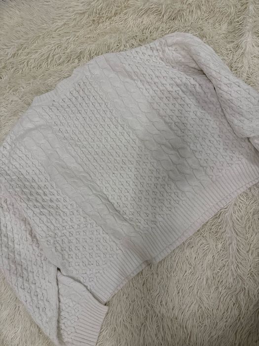 Вязаний светр у білому кольорі