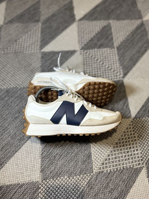 Оригінальні жіночі кросівки New Balance 327