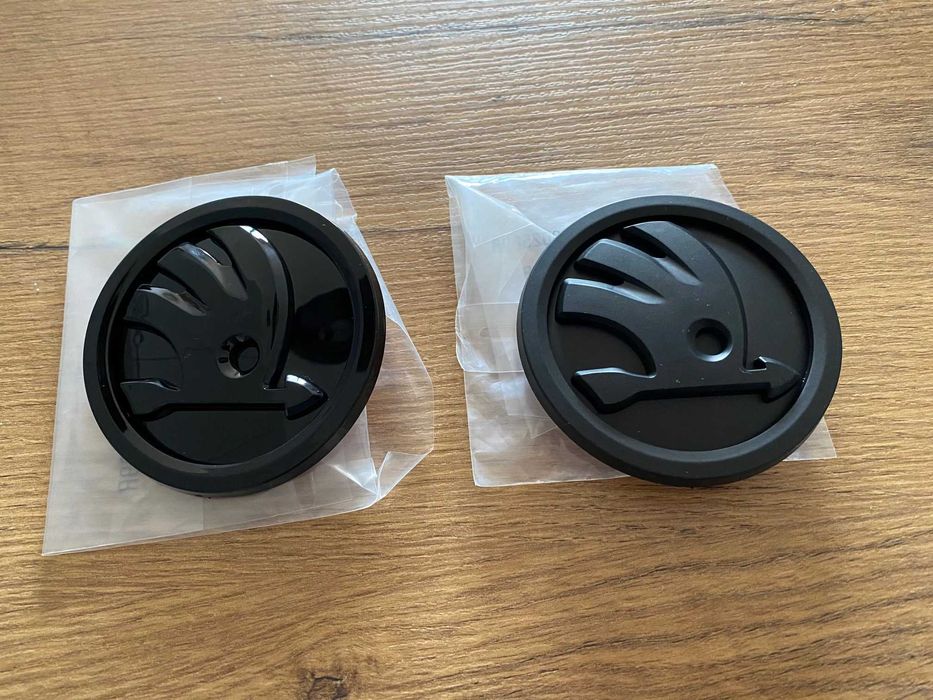 Czarny znaczek emblemat SKODA na maskę klapę połysk mat RS Monte Carlo 4x4 napis duży