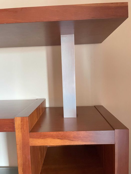 Móvel com secretária embutida