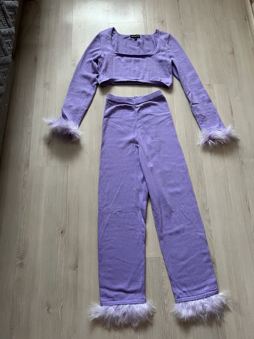 Лавандовий костюм з пірʼям с перями