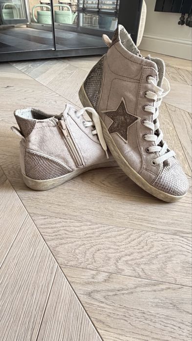 Buty stella vs Golden Goose model Mid Star