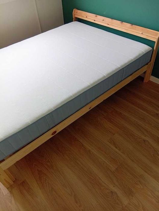Cama de casal, 140x200 com estrado e colchão, completamente novos