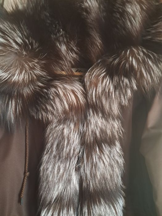 Продам парку с натуральним мехом чернобурки