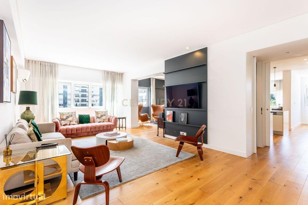 T3 Remodelado com Suite com closet e Parqueamento para Arrendamento em