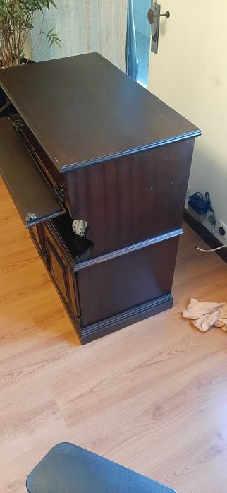 Mesa de TV em Mogno