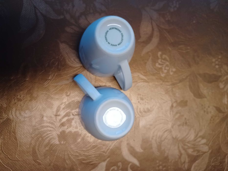 Chávenas de café e pires vários da NESPRESSO