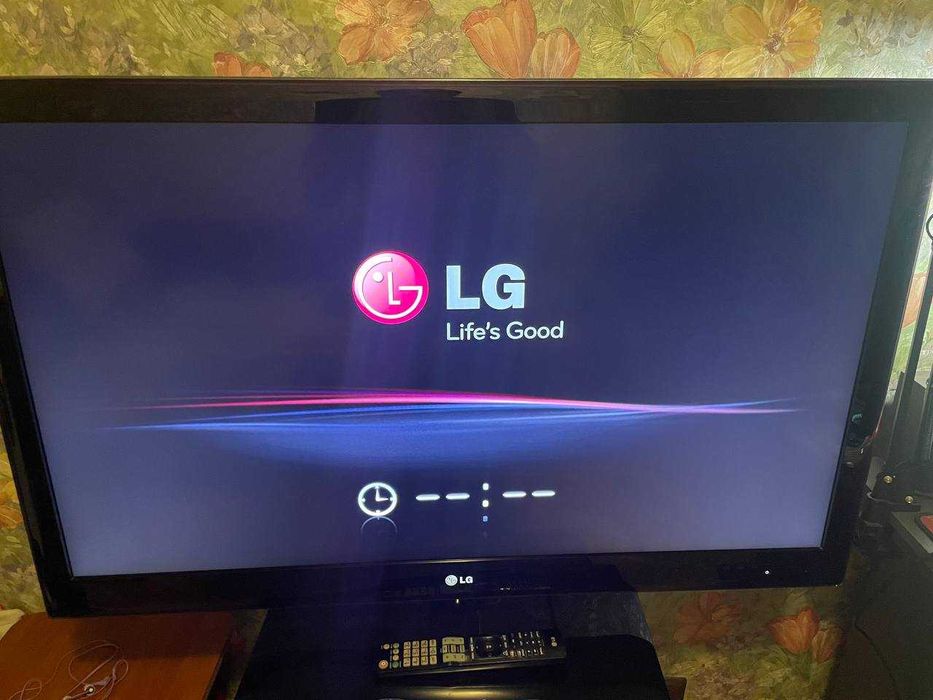 Телевізор LG 42LE5500 зависає на логотипі