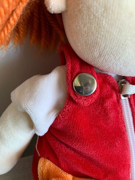 Boneco Rapariga que favorece a destreza manual da criança
