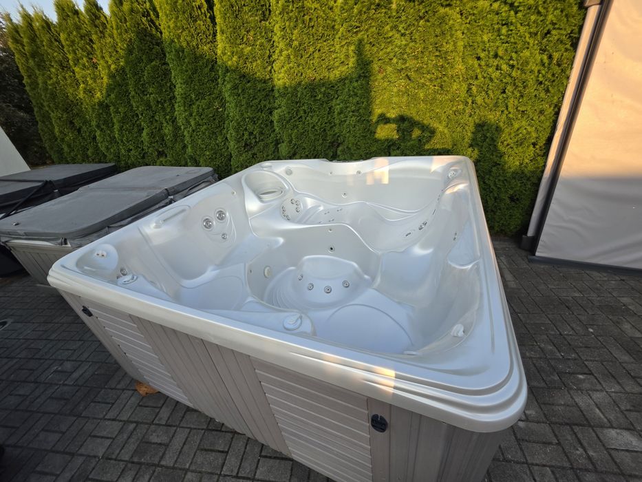 JACUZZI Hotspring 6-7 osób