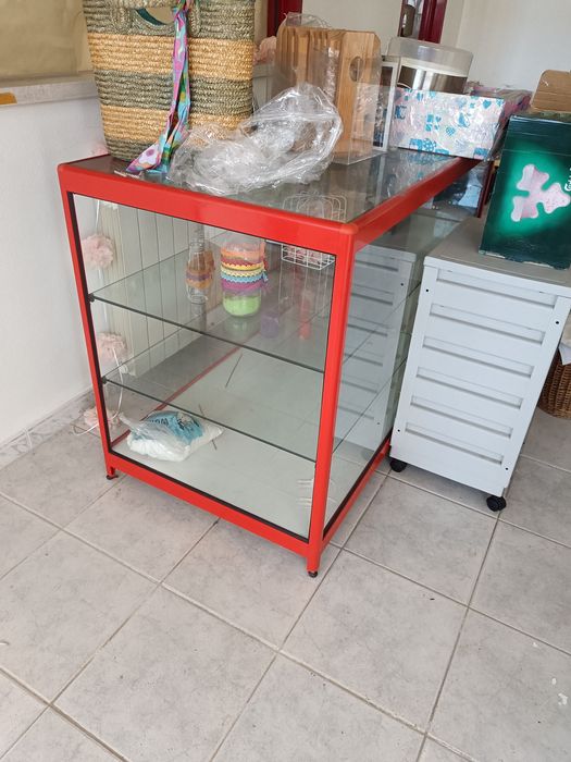 Móvel vitrina vermelho