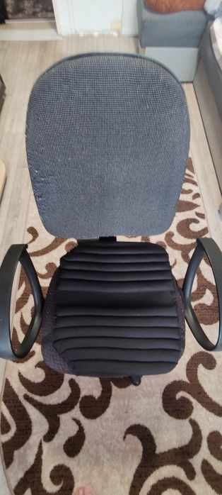 Комп’ютерний стіл + механічне крісло з регулюванням висоти та нахилом