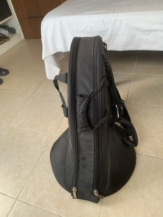 Estojo semirrígido para trompa com alças tipo mochila