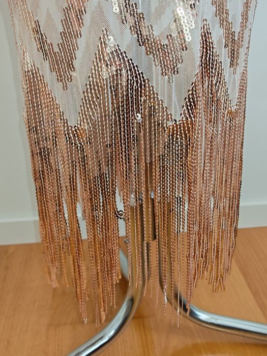 Vestido nude com aplicação de lantejoulas