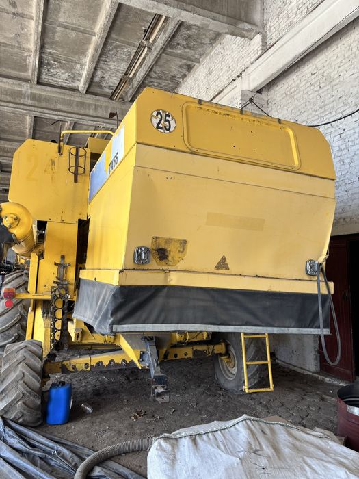 Комбайн New Holland TX 66