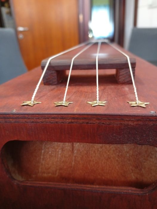 Instrumento de cordas (tanbura)