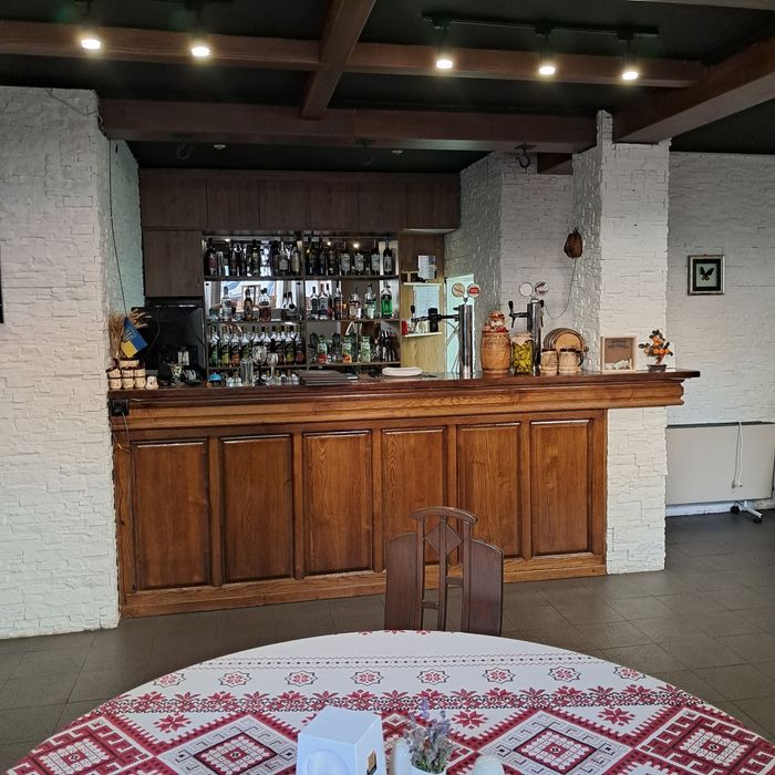 Центр,  біля стадіону. 140м2