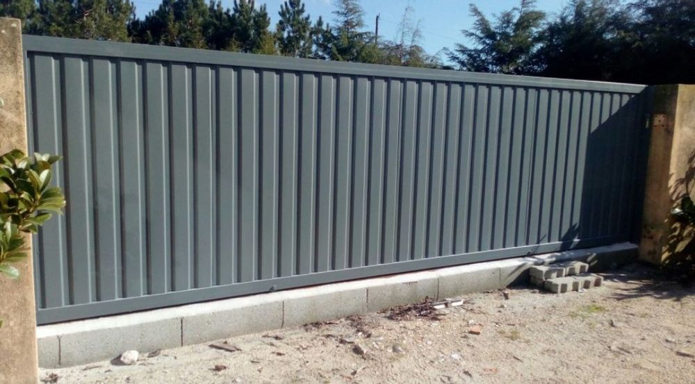 Trabalho de serralheira, portões gradeamentos