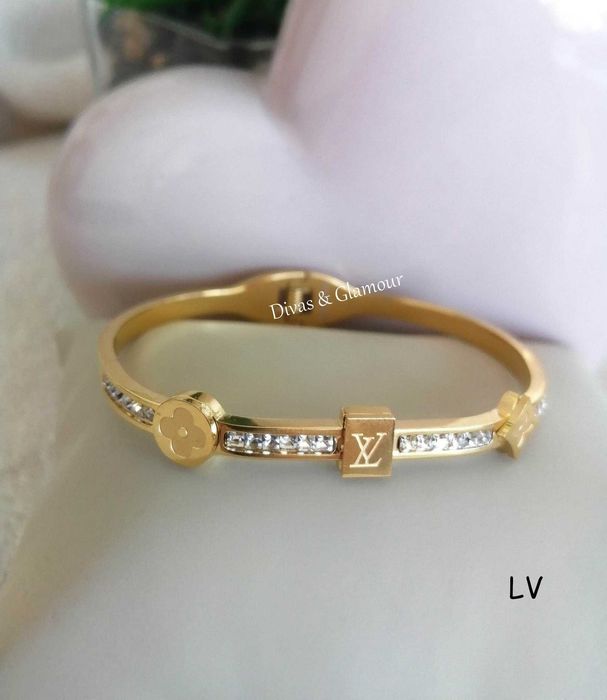 Vários modelos de pulseiras no anúncio