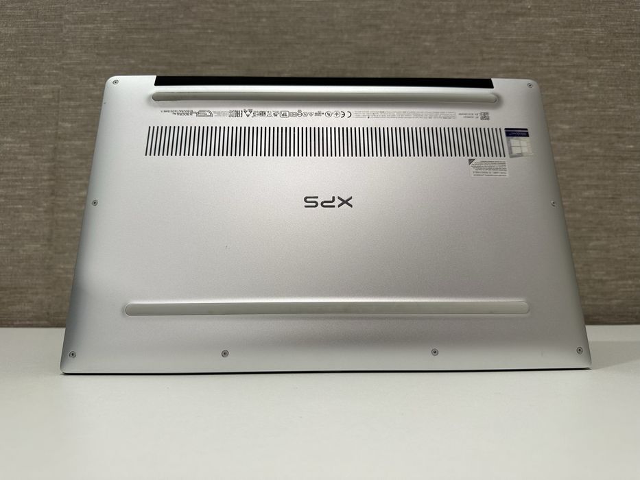 Ноутбук Dell XPS 9370 • FHD IPS • i5-8250U • DDR4 8ГБ • SSD 128ГБ