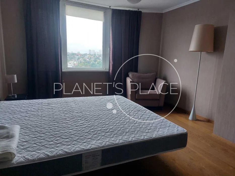 Продам 4к. квартиру, пр-т. В. Лобановського, м. Деміївська.