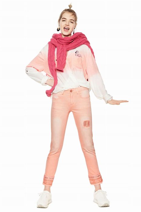 Jeansy rurki łososiowe z haftami DESIGUAL 28