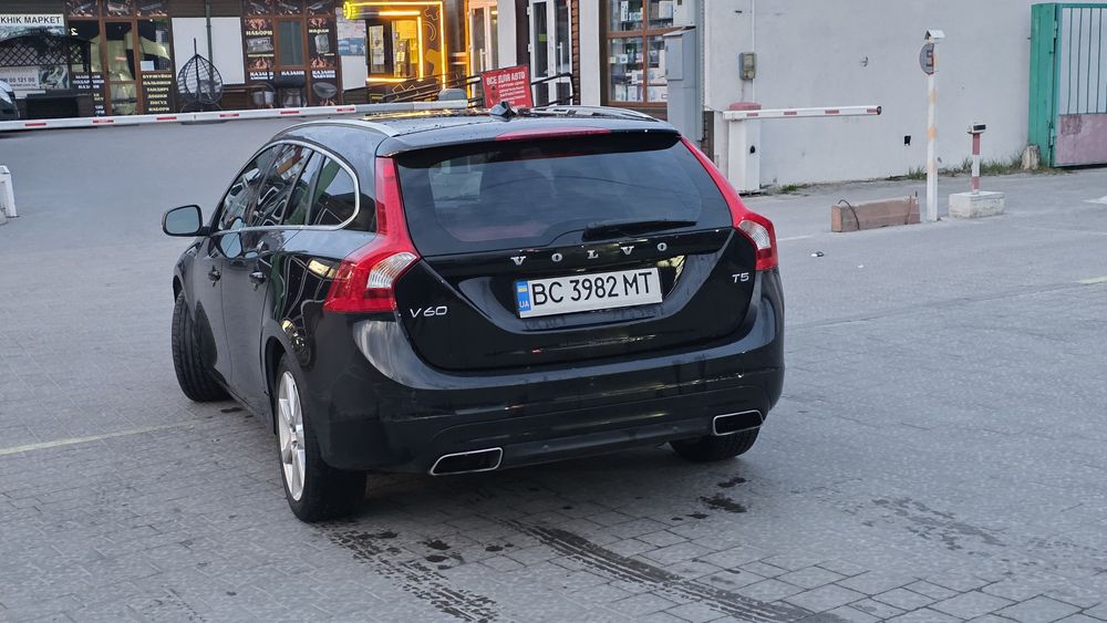 Volvo V60 T5 2.0 бензин