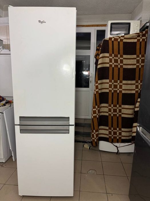 Холодильник з морозилкою Whirlpool