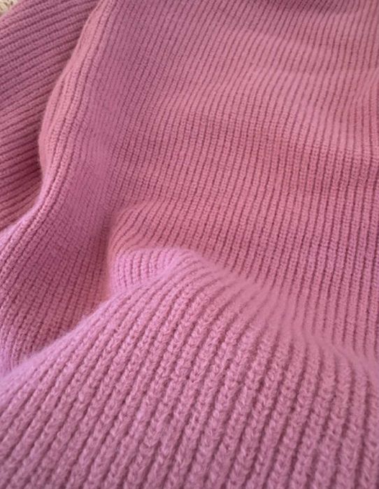 Różowy cukierkowy sweter