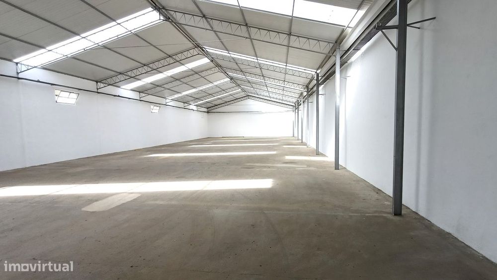 Armazém com 500m2 para arrendamento no Montijo
