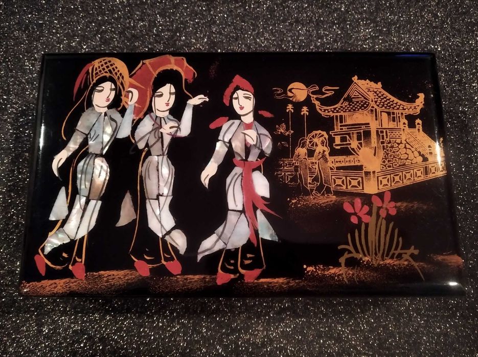 Caixa guarda-jóias lacada a preto e decorada com motivos asiáticos