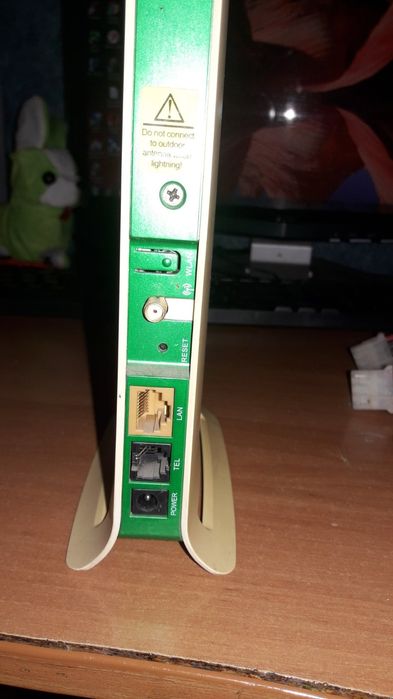 Два телефона и Wi-Fi роултер.